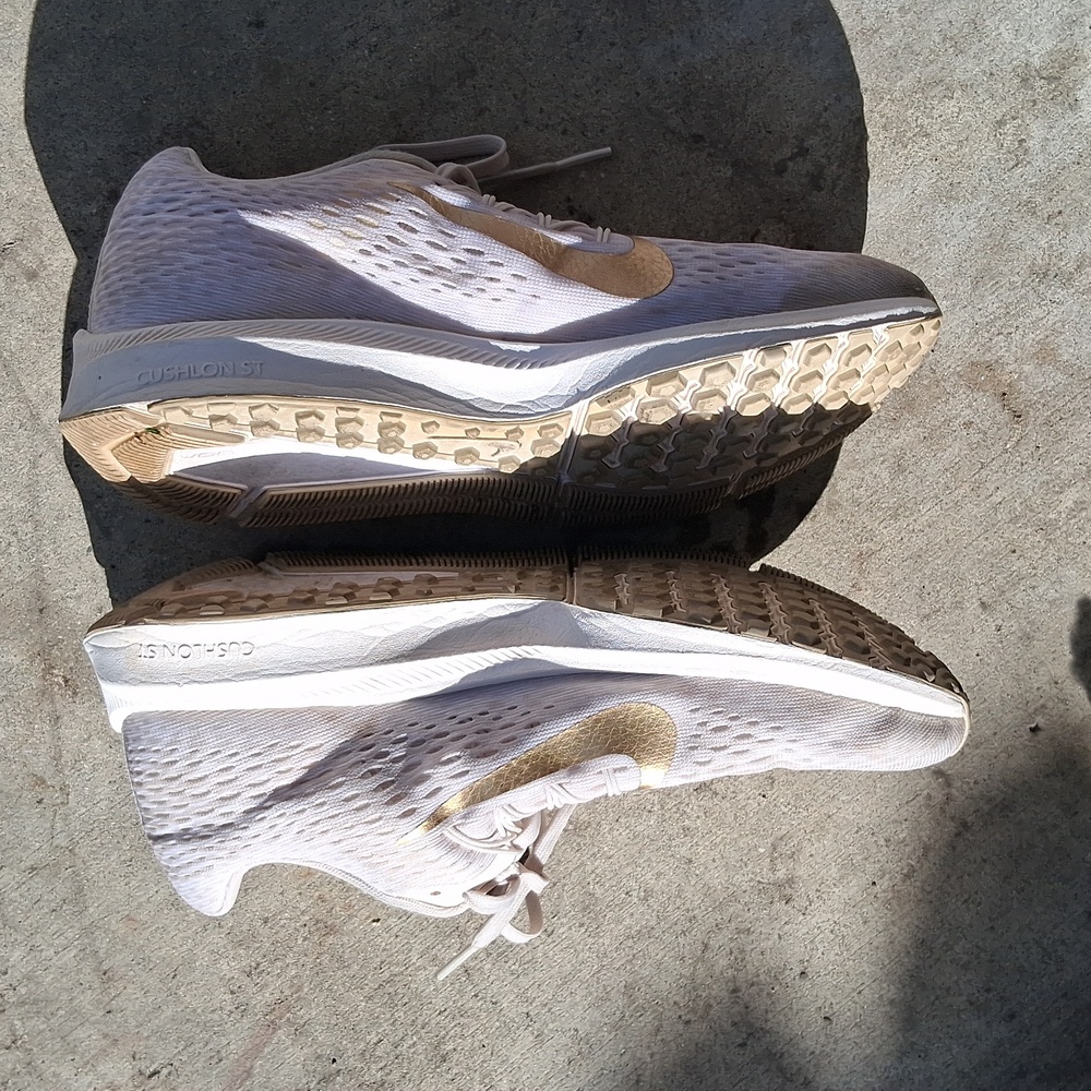 Nike Women's Zoom Winflo 5 Running Shoe - Picture 3 of 9